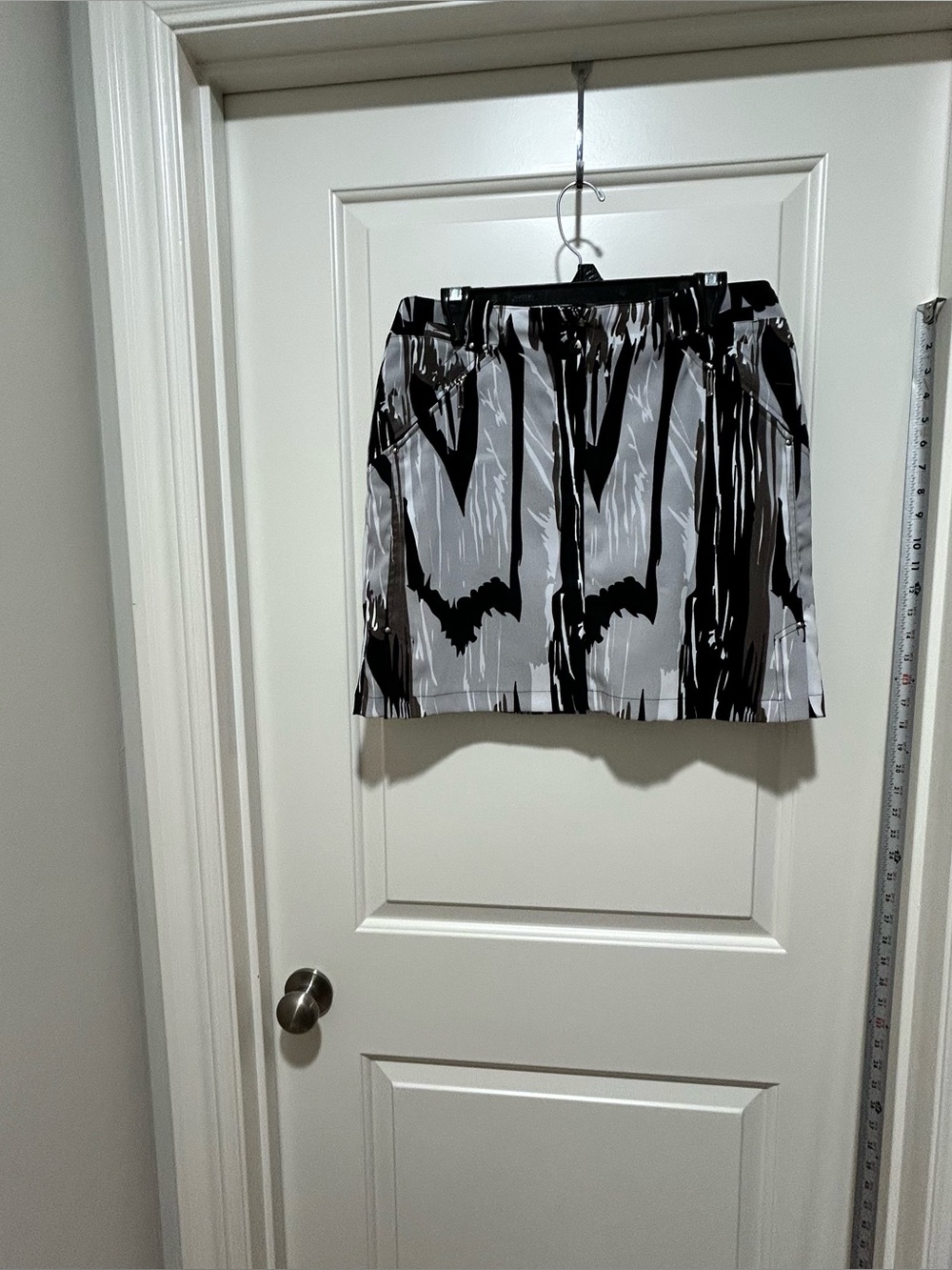 Jamie sadock women’s size 8 Black Brown Gray Abstract Print Skort. Like new.